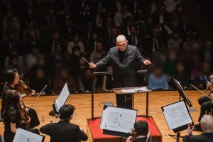 ヤープ・ヴァン・ズヴェーデン率いるエバーグリーン交響楽団が、大阪公演を開催