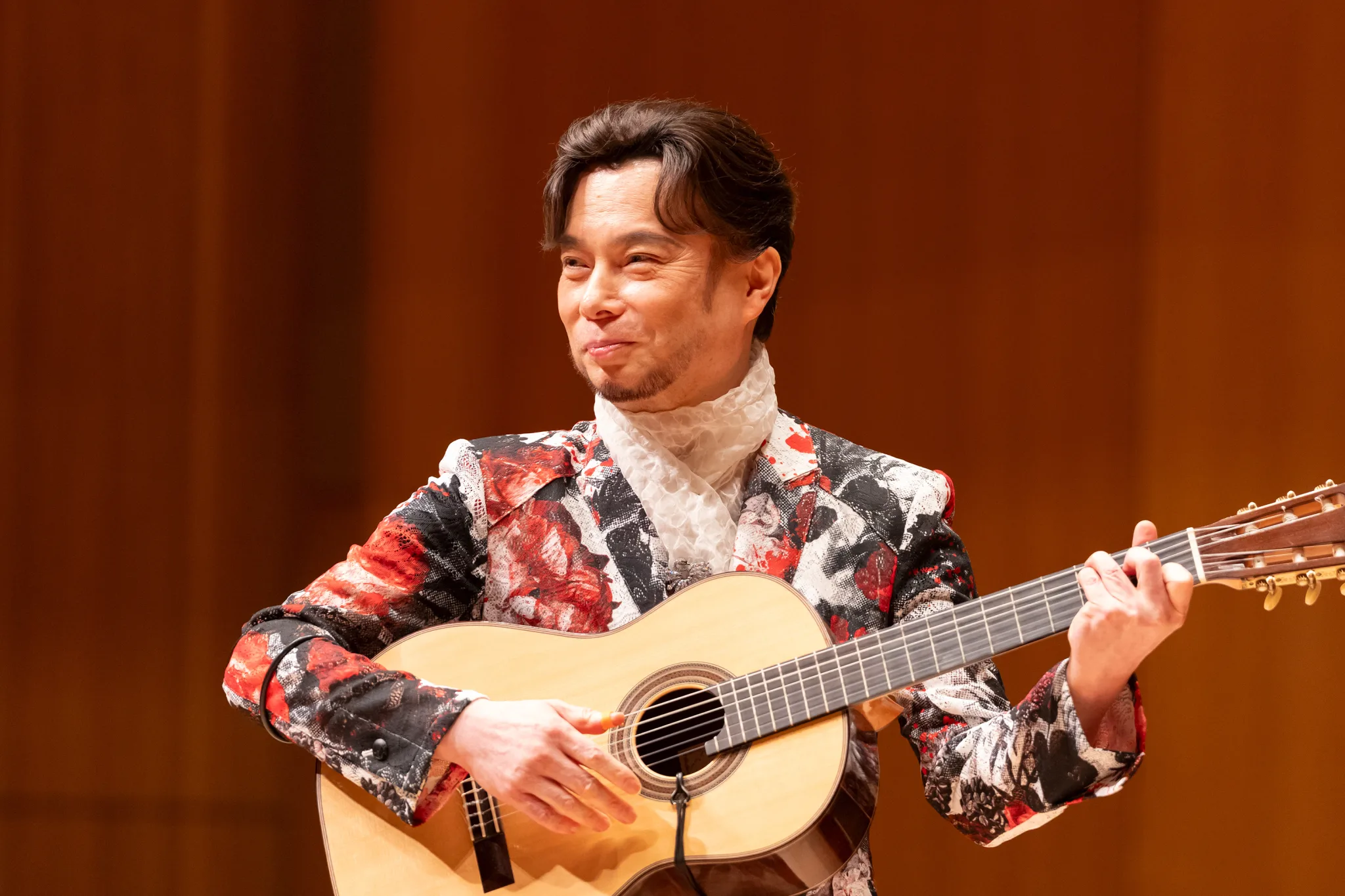 「セヴィリアの理髪師」の〝空はほほえみ〟はギターを抱えて弾き語り　