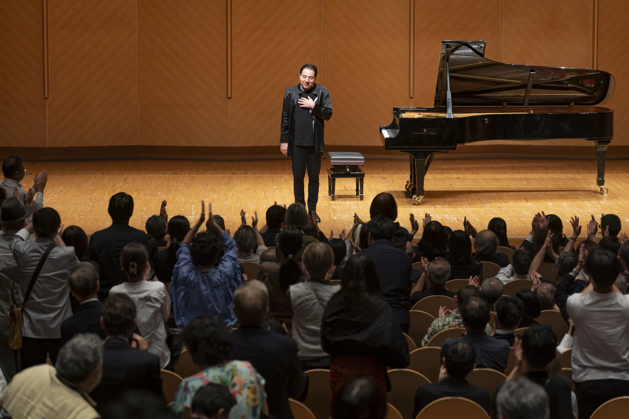 遊び心のあるモーツァルトや日本初演を含む自身の作品で、サイはエンターテイナーの真髄を見せた